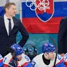 Trénerský štáb a slovenská striedačka v štvrťfinále ZOH 2026. 