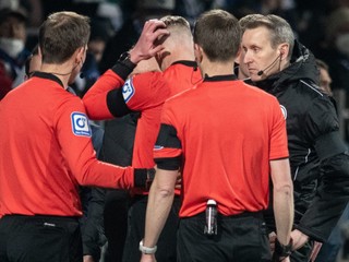 Rozhodcovia opúšťajú ihrisko po tom, čo jedného z nich zasiahol predmet do hlavy počas zápasu VfL Bochum - Borussia Mönchengladbach v Bundeslige.