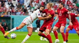 Dánsky kapitán Simon Kjaer (v strede) v zápase proti Tunisku na MS vo futbale 2022.