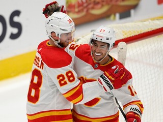 Elias Lindholm (vľavo) a Johnny Gaudreau oslavujú gól v drese Calgary Flames.