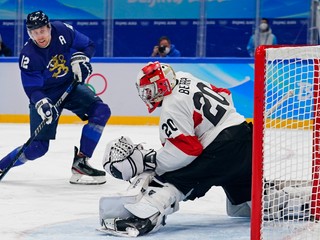 Fínsky útočník Marko Anttila strieľa gól v zápase proti Švajčiarsku na ZOH 2022. 