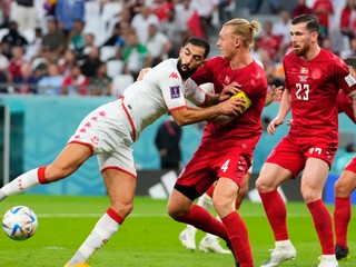 Dánsky kapitán Simon Kjaer (v strede) v zápase proti Tunisku na MS vo futbale 2022.