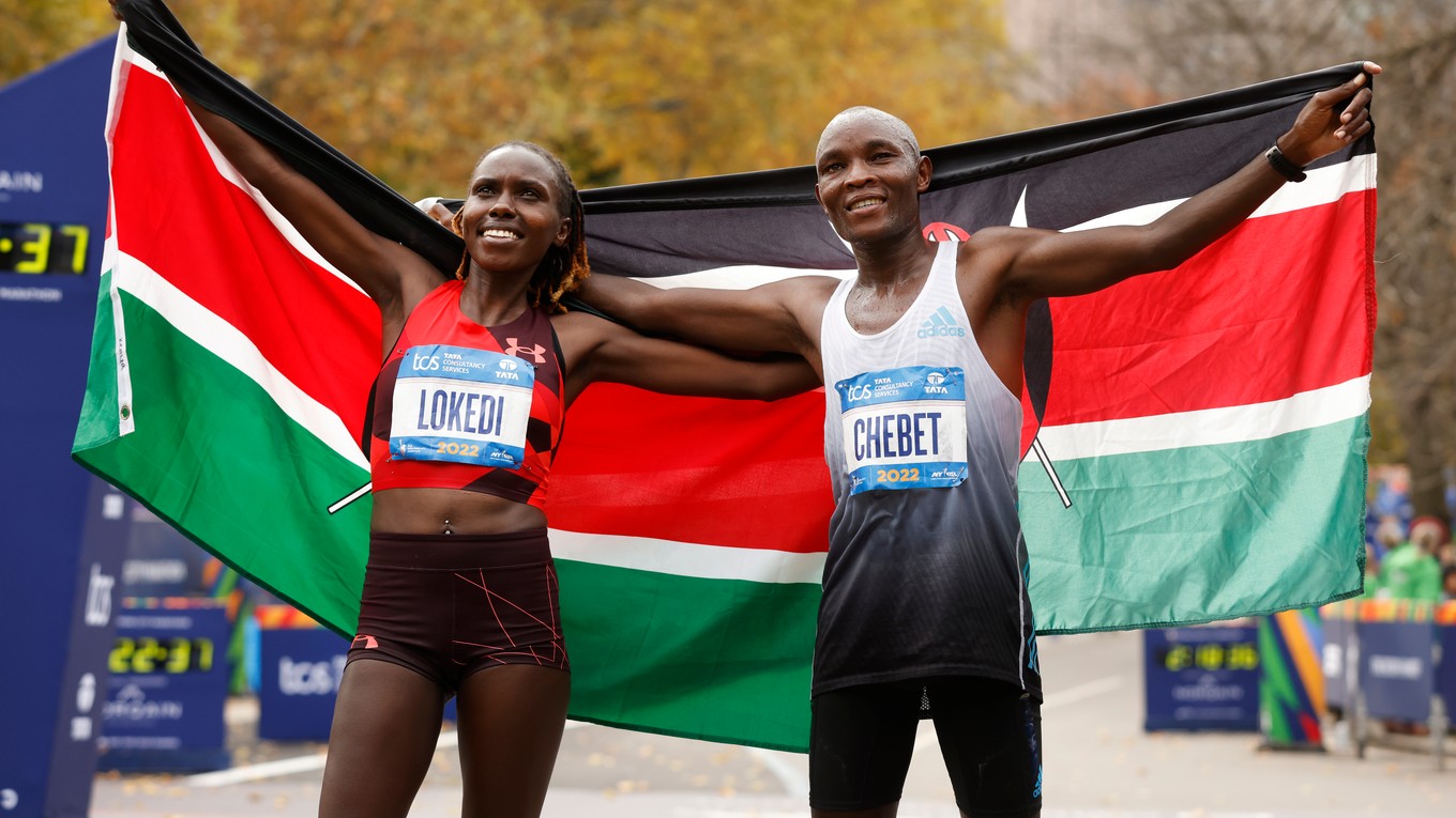 Víťazi Newyorského maratónu 2022 Evans Chebet a Sharon Lokediová z Kene.