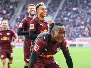 Yan Diomande oslavuje gól.