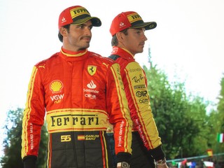Jazdci Ferrari Carlos Sainz a Charles Leclerc.