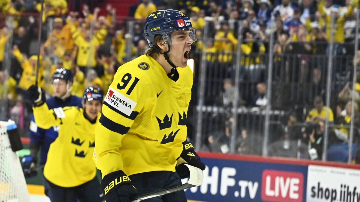 Leo Carlsson oslavuje gól na MS v hokeji 2025