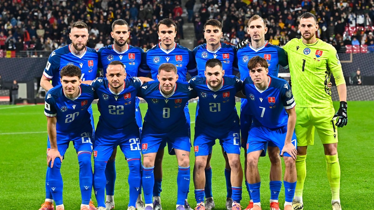 Na snímke základná jedenástka hráčov Slovenska.