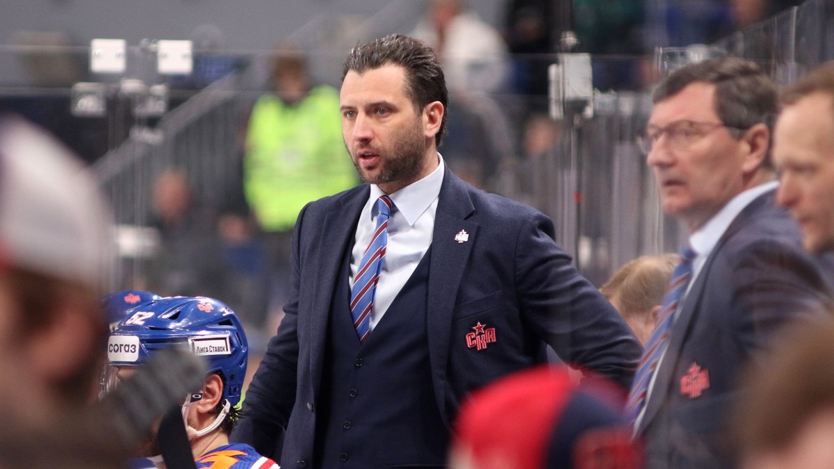 Roman Rotenberg na lavičke SKA Petrohrad. 