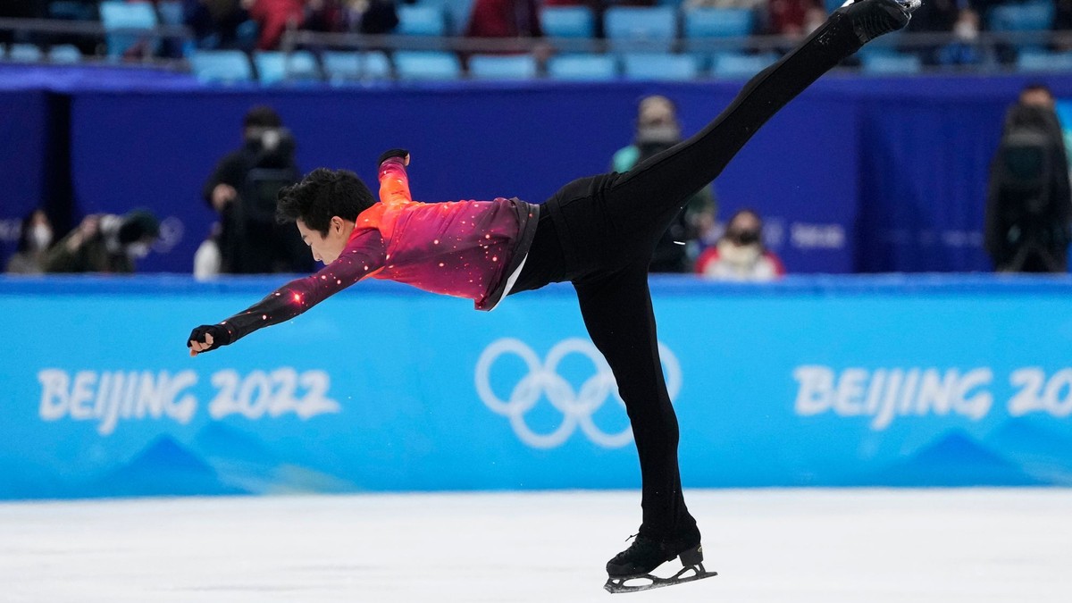 Nathan Chen z USA vo voľnej jazde mužov počas súťaže v krasokorčuľovaní na ZOH 2022 v Pekingu.