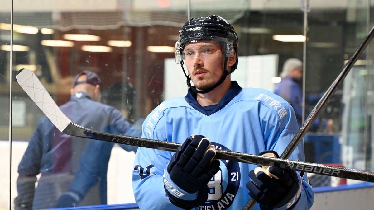 Nová posila hokejového tímu HC Slovan Bratislava Samuel Buček počas prvých tréningov na ľade.