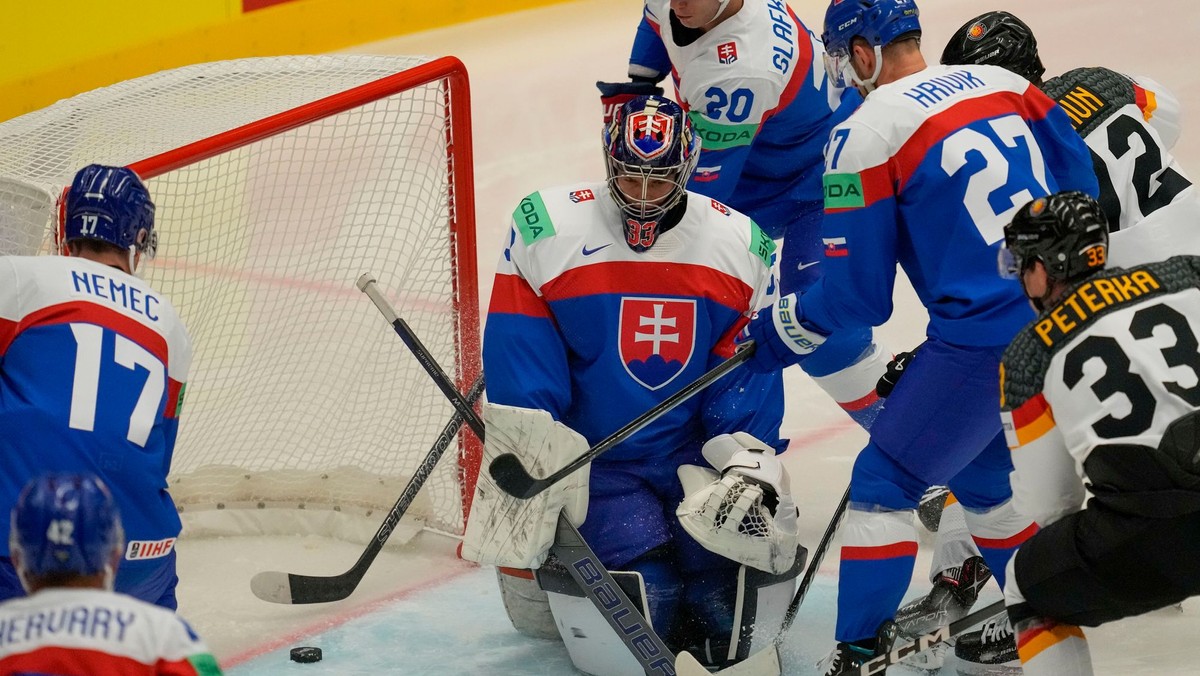 Brankár Stanislav Škorvánek v zápase Slovensko - Nemecko v skupine B na MS v hokeji 2024.