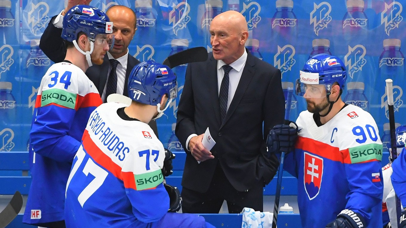 Tréner Craig Ramsay na lavičke Slovenska s Tomášom Tatarom, Petrom Cehlárikom a Martinom Faškom-Rudášom na MS v hokeji 2024.