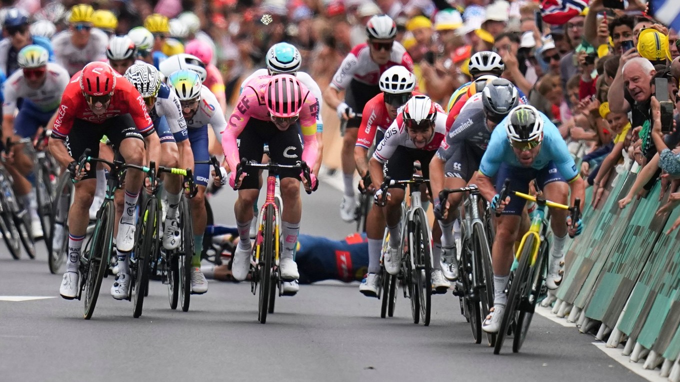 Dánsky cyklista Mads Pedersen (vzadu) pri páde v 5. etape Tour de France.