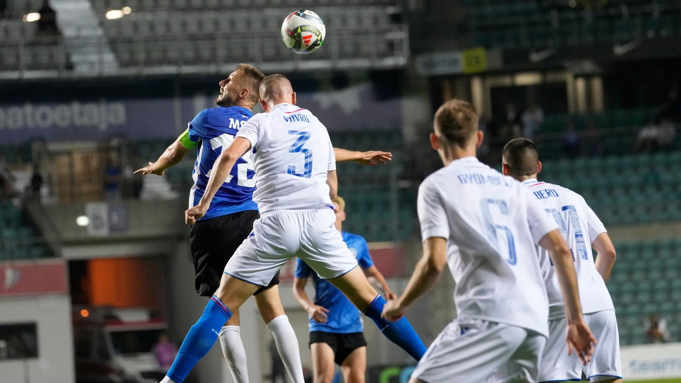 Karol Mets (vľavo) a Denis Vavro v zápase Estónsko - Slovensko v skupine 1 C-divízie Ligy národov.