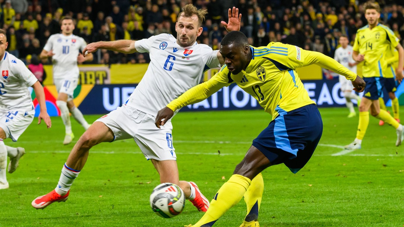 Zľava Norbert Gyömbér (Slovensko) a Ken Sema (Švédsko) v zápase Švédsko - Slovensko.