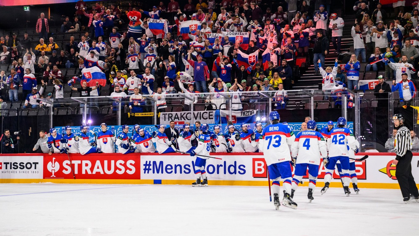 Slovenskí hokejisti oslavujú gól v zápase Slovensko - Francúzsko na MS v hokeji 2025.