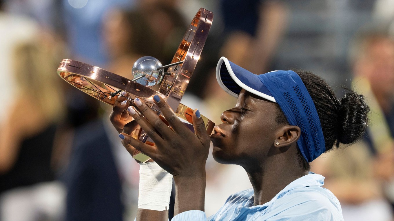 Victoria Mboková pózuje s trofejou po víťazstve na turnaji WTA 1000 v Montreale.