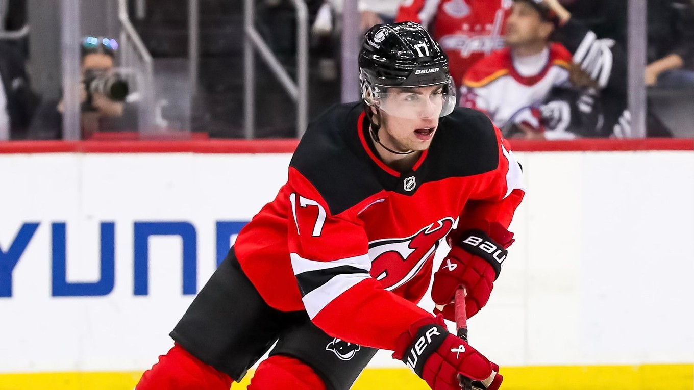 Šimon Nemec v drese New Jersey. 