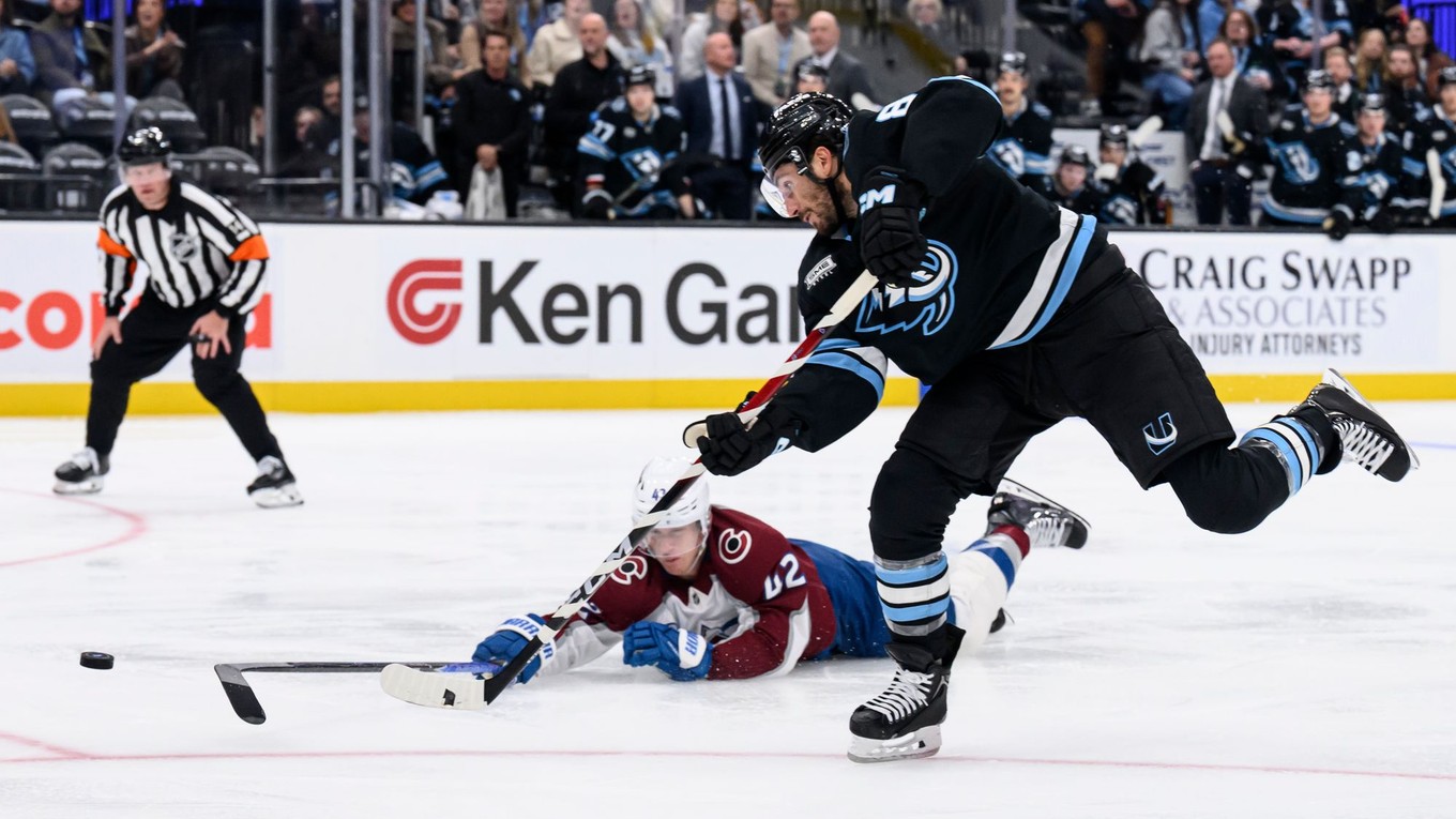 Nick Schmaltz v drese Utahu.