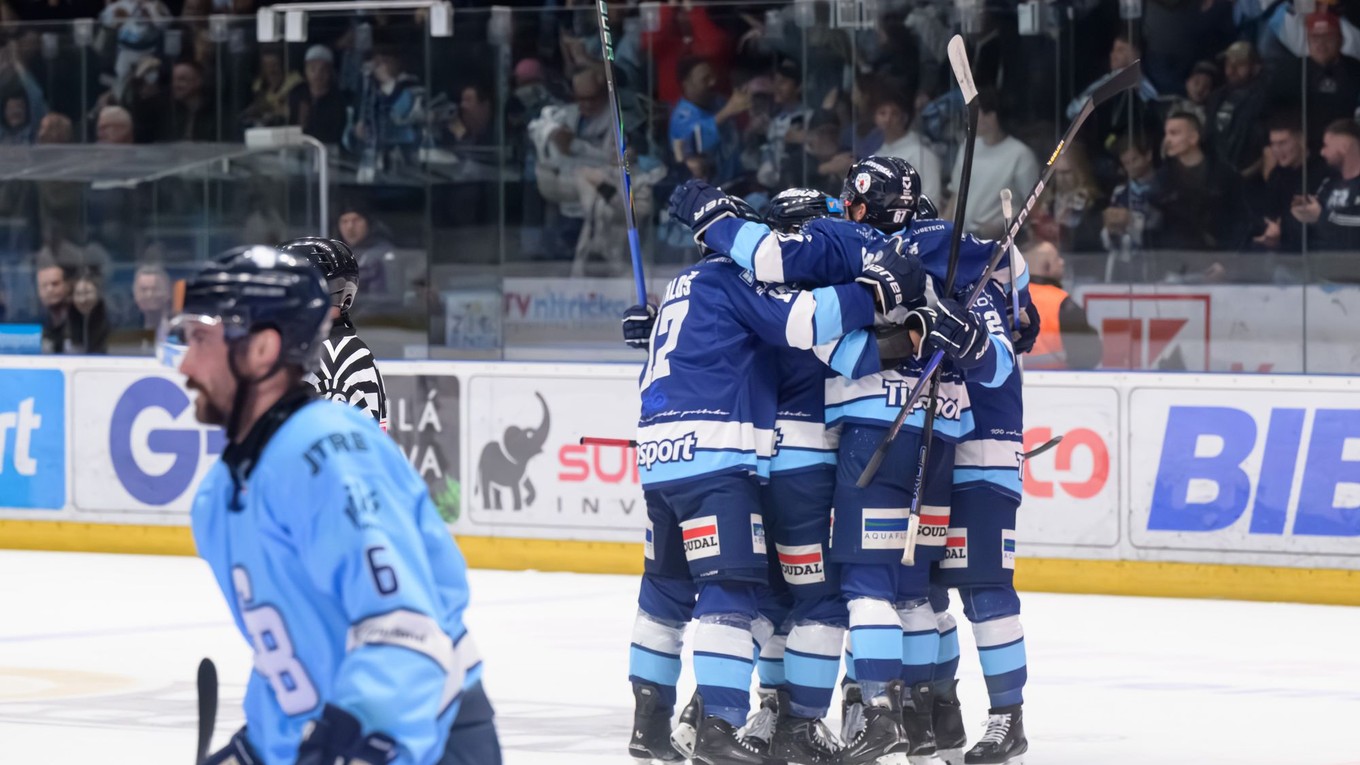 Radosť hráčov Nitry po úvodnom góle v siedmom zápase finále play off Tipsport extraligy medzi HK Nitra - HC Slovan Bratislava.