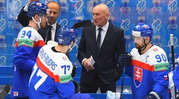 Tréner Craig Ramsay na lavičke Slovenska s Tomášom Tatarom, Petrom Cehlárikom a Martinom Faškom-Rudášom na MS v hokeji 2024.