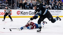 Nick Schmaltz v drese Utahu.