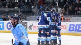 Radosť hráčov Nitry po úvodnom góle v siedmom zápase finále play off Tipsport extraligy medzi HK Nitra - HC Slovan Bratislava.