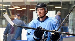 Nová posila hokejového tímu HC Slovan Bratislava Samuel Buček počas prvých tréningov na ľade.