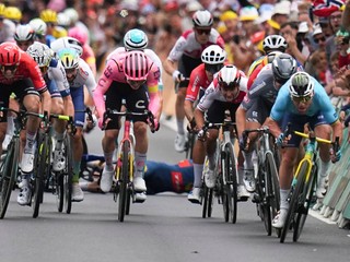 Dánsky cyklista Mads Pedersen (vzadu) pri páde v 5. etape Tour de France.