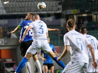 Karol Mets (vľavo) a Denis Vavro v zápase Estónsko - Slovensko v skupine 1 C-divízie Ligy národov.