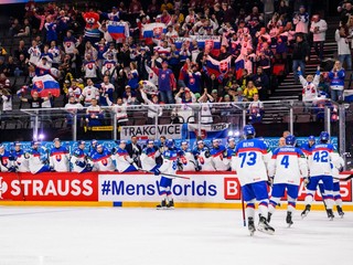Slovenskí hokejisti oslavujú gól v zápase Slovensko - Francúzsko na MS v hokeji 2025.