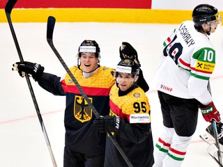 Josh Samanski (vľavo) sa raduje po strelení gólu v zápase B-skupiny Nemecko - Maďarsko na MS v hokeji 2025