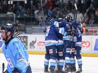 Radosť hráčov Nitry po úvodnom góle v siedmom zápase finále play off Tipsport extraligy medzi HK Nitra - HC Slovan Bratislava.