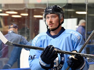 Nová posila hokejového tímu HC Slovan Bratislava Samuel Buček počas prvých tréningov na ľade.