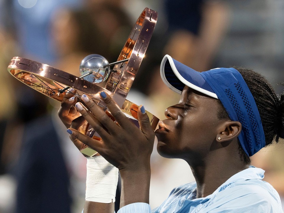 Victoria Mboková pózuje s trofejou po víťazstve na turnaji WTA 1000 v Montreale.
