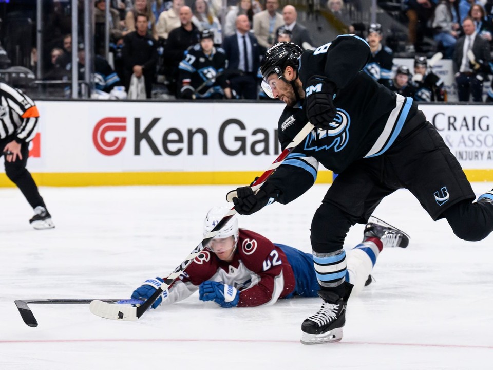 Nick Schmaltz v drese Utahu.