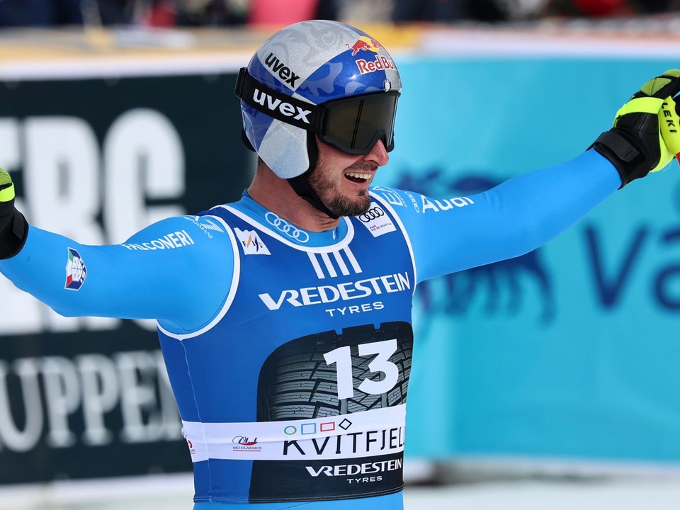 Dominik Paris oslavuje víťazstvo v super-G.