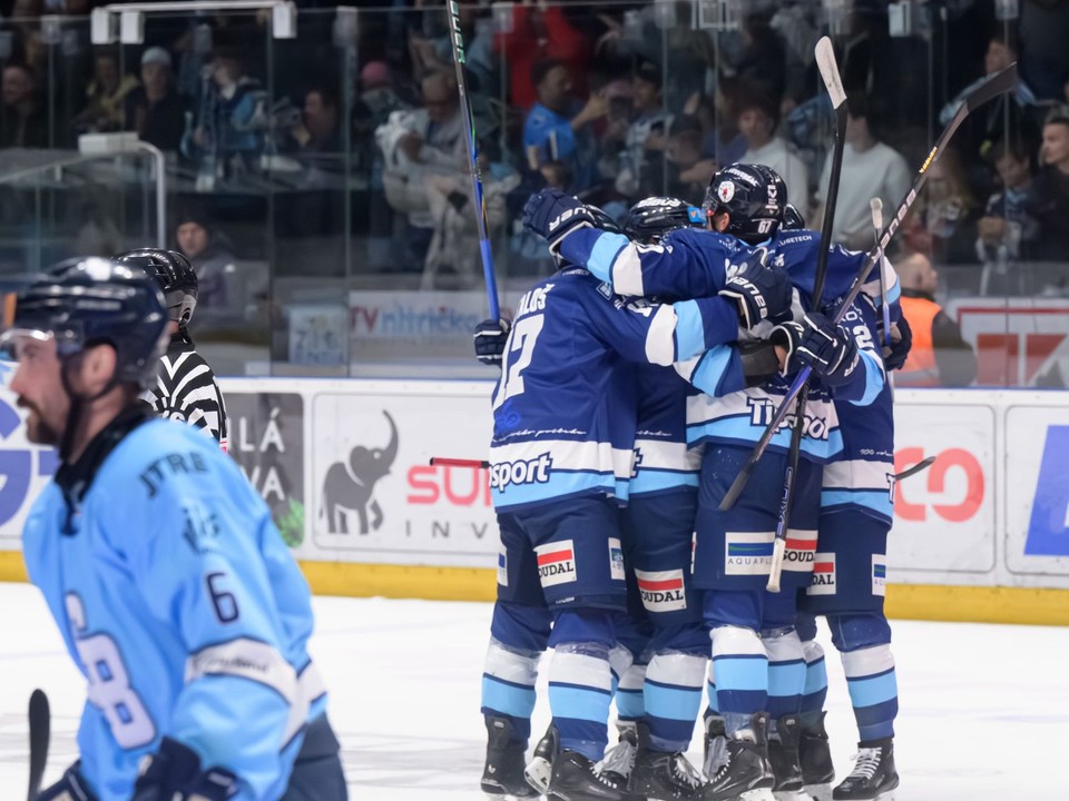 Radosť hráčov Nitry po úvodnom góle v siedmom zápase finále play off Tipsport extraligy medzi HK Nitra - HC Slovan Bratislava.