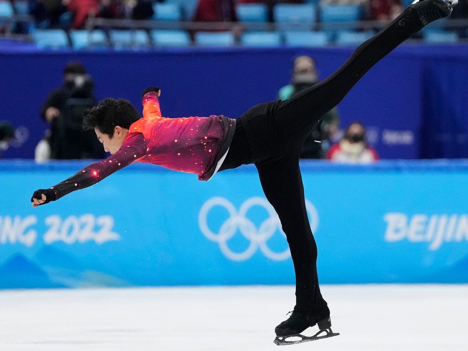 Nathan Chen z USA vo voľnej jazde mužov počas súťaže v krasokorčuľovaní na ZOH 2022 v Pekingu.