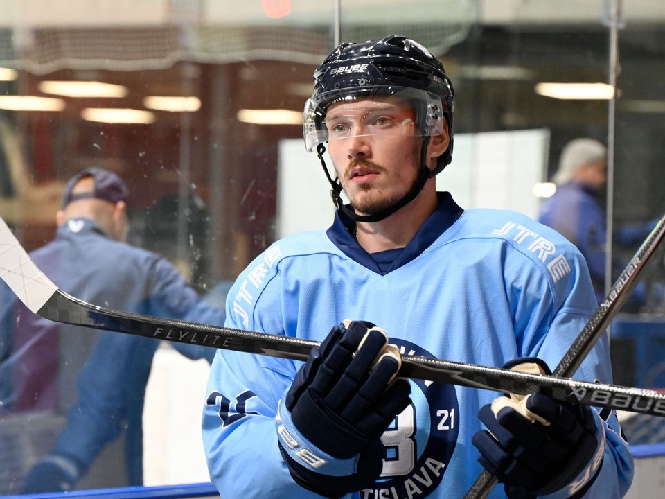Nová posila hokejového tímu HC Slovan Bratislava Samuel Buček počas prvých tréningov na ľade.