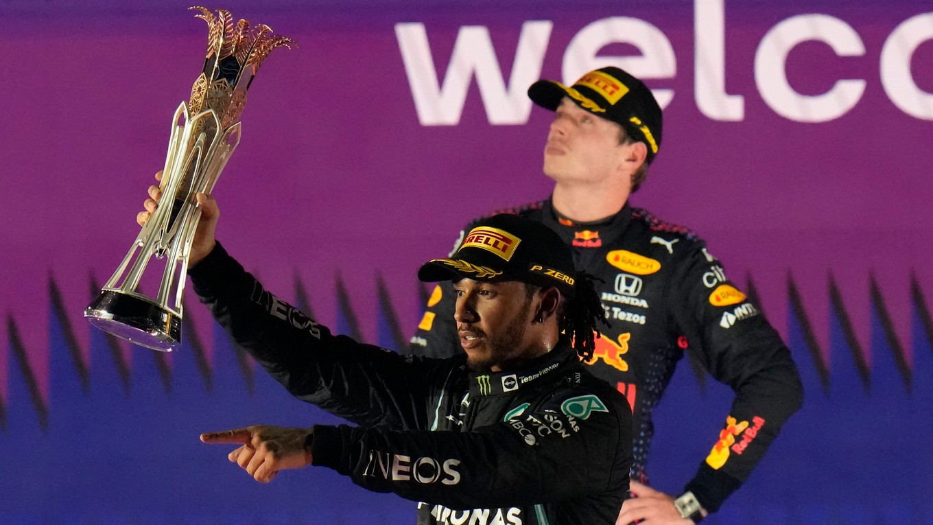 Lewis Hamilton oslavuje triumf na Veľkej cene S. Arábie. V pozadí je sklamaný jeho rival Max Verstappen.