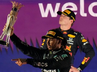 Lewis Hamilton oslavuje triumf na Veľkej cene S. Arábie. V pozadí je sklamaný jeho rival Max Verstappen.