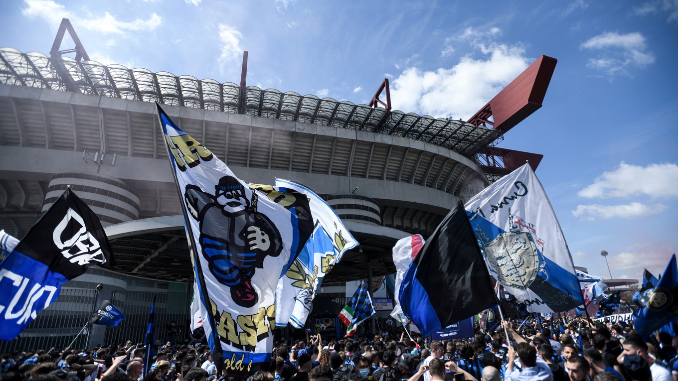 Fanúšikovia Inter Miláno pred štadiónom San Siro (Štadión Giuseppeho Meazzu).