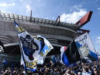 Fanúšikovia Inter Miláno pred štadiónom San Siro (Štadión Giuseppeho Meazzu).