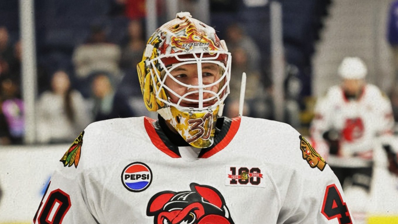 Adam Gajan pri debute za tím Rockford IceHogs v AHL. 