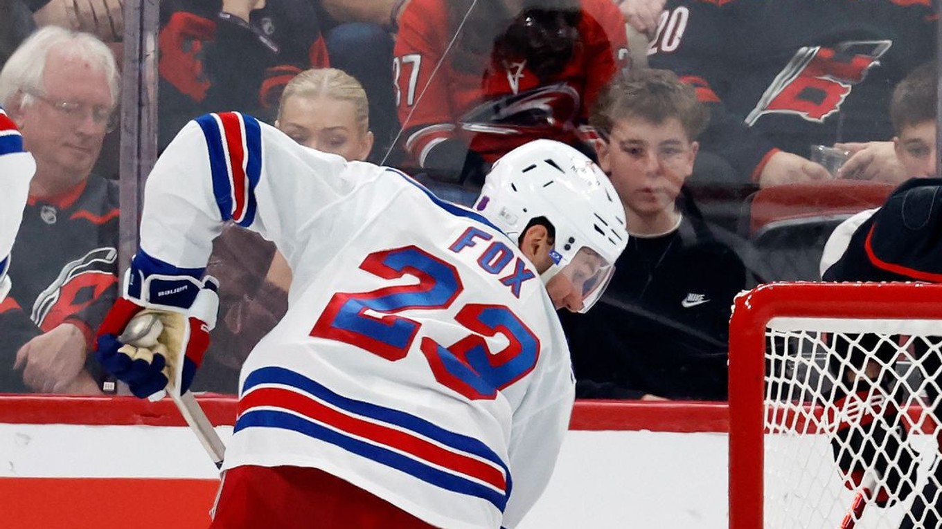 Adam Fox (23) v zápase NHL.