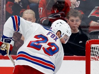 Adam Fox (23) v zápase NHL.