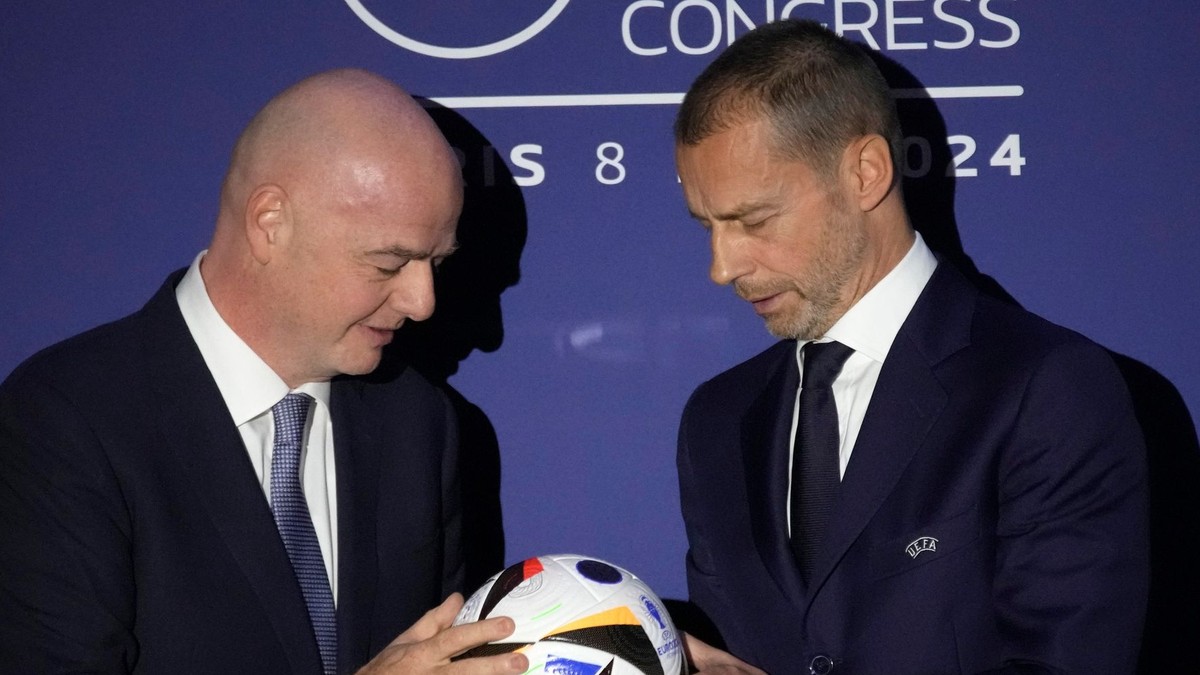 Na archívnej snímke z 8. februára 2024 v Paríži prezident Európskej futbalovej únie (UEFA) Aleksander Čeferin (vpravo) a prezident FIFA Gianni Infantino.