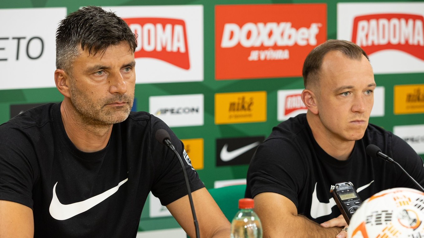 Na snímke zľava hlavný tréner MŠK Žilina Pavol Staňo a hráč MŠK Žilina Miroslav Káčer.