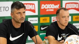 Na snímke zľava hlavný tréner MŠK Žilina Pavol Staňo a hráč MŠK Žilina Miroslav Káčer.